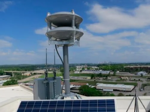 Sistema 360XL-MID instalado sobre un mástil en una azotea, con placa solar.