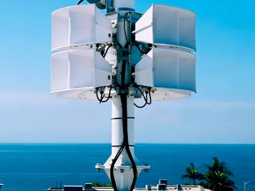 Sistema DS-60XL con varios altavoces direccionales blancos montados en un mástil junto al mar.